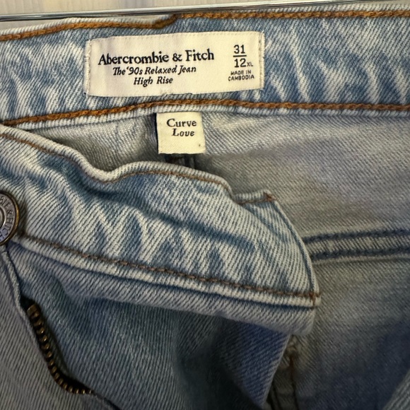 Abercrombie 90's relaxed high rise jean- 31XL - Picture 2 of 2